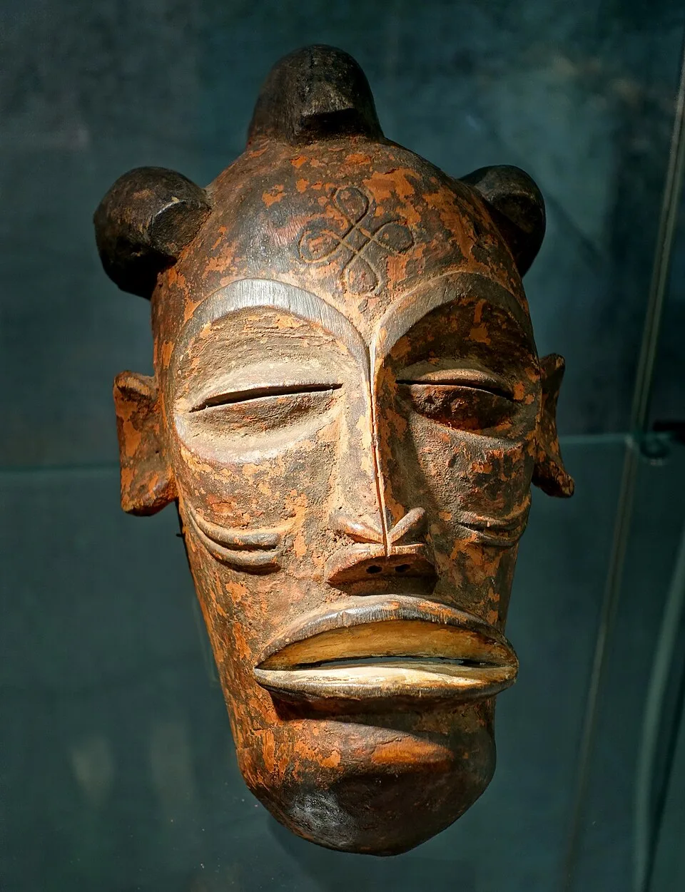 Depiction of Mwana Pwo, female ancestral spirit of beauty and fertility by Daderot
