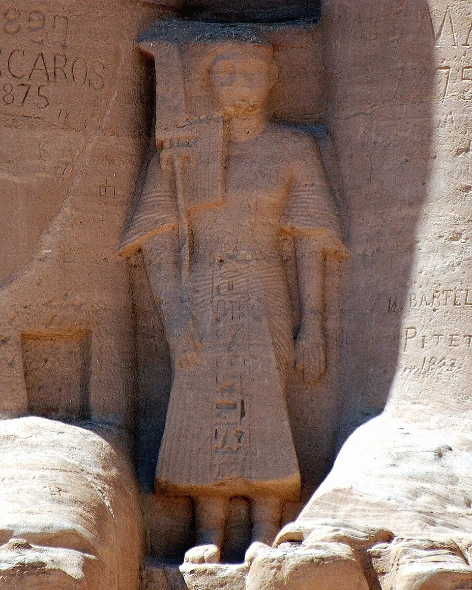 Depiction of Amunherkhepeshef by Statue_of_Prince_Amunhirkhepshef.JPG: Share Bear derivative work: JMCC1 (talk)