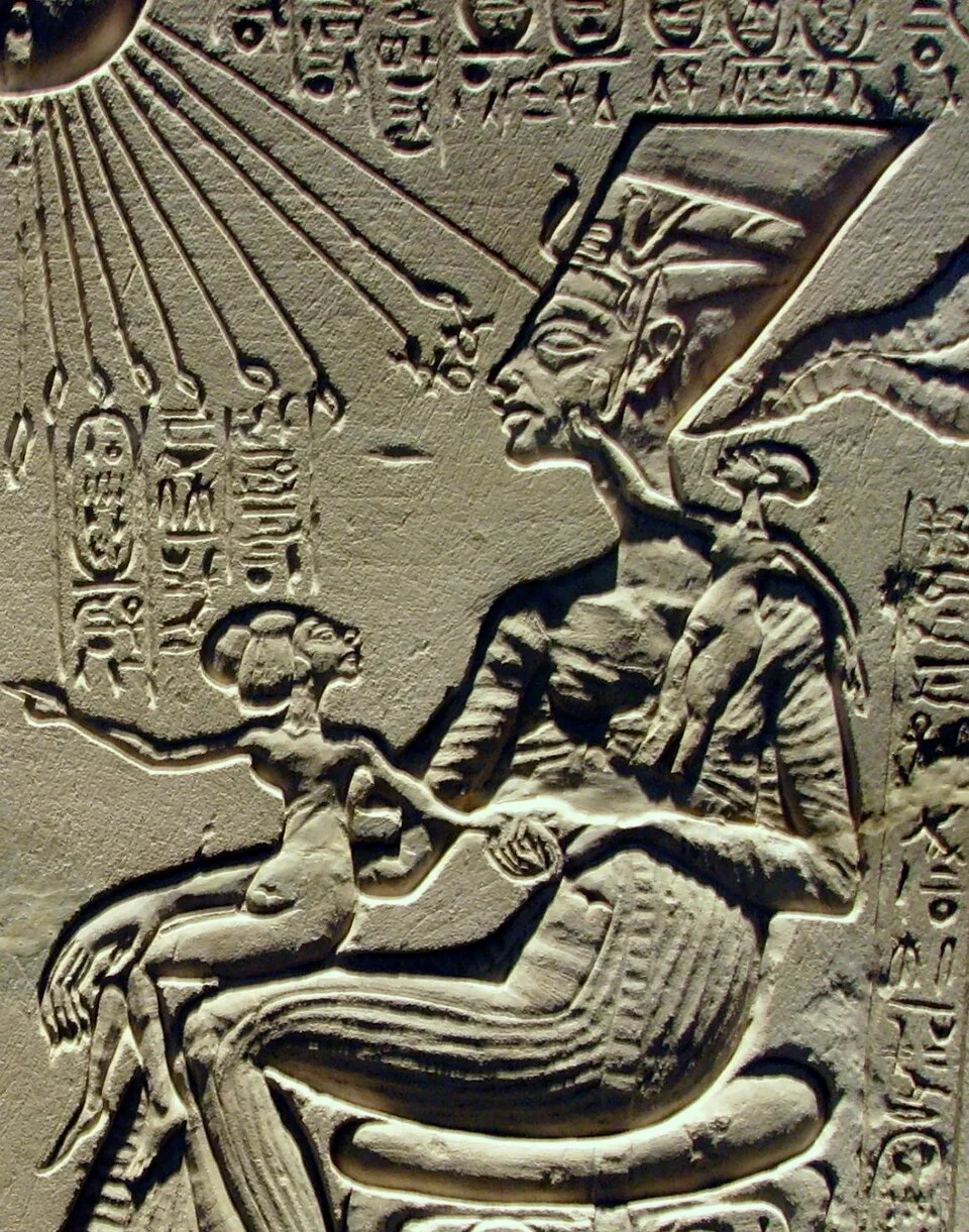 Depiction of Nefertiti by Akhenaten,_Nefertiti_and_their_children.jpg: Gerbil derivative work: AnnekeBart (talk)