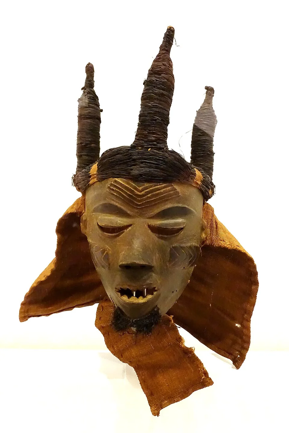 Depiction of Pumbu a mfumu (the chief's executioner mask-spirit) by Daderot